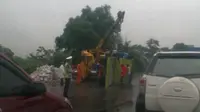 Truk Terguling di Tol Arah Cikampek, Lalu Lintas Macet