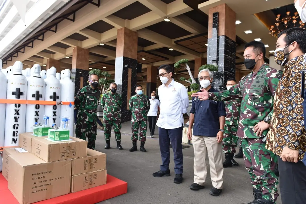 KSAD Jenderal TNI Andika Perkasa menerima bantuan 380 tabung oksigen dari Kaadin