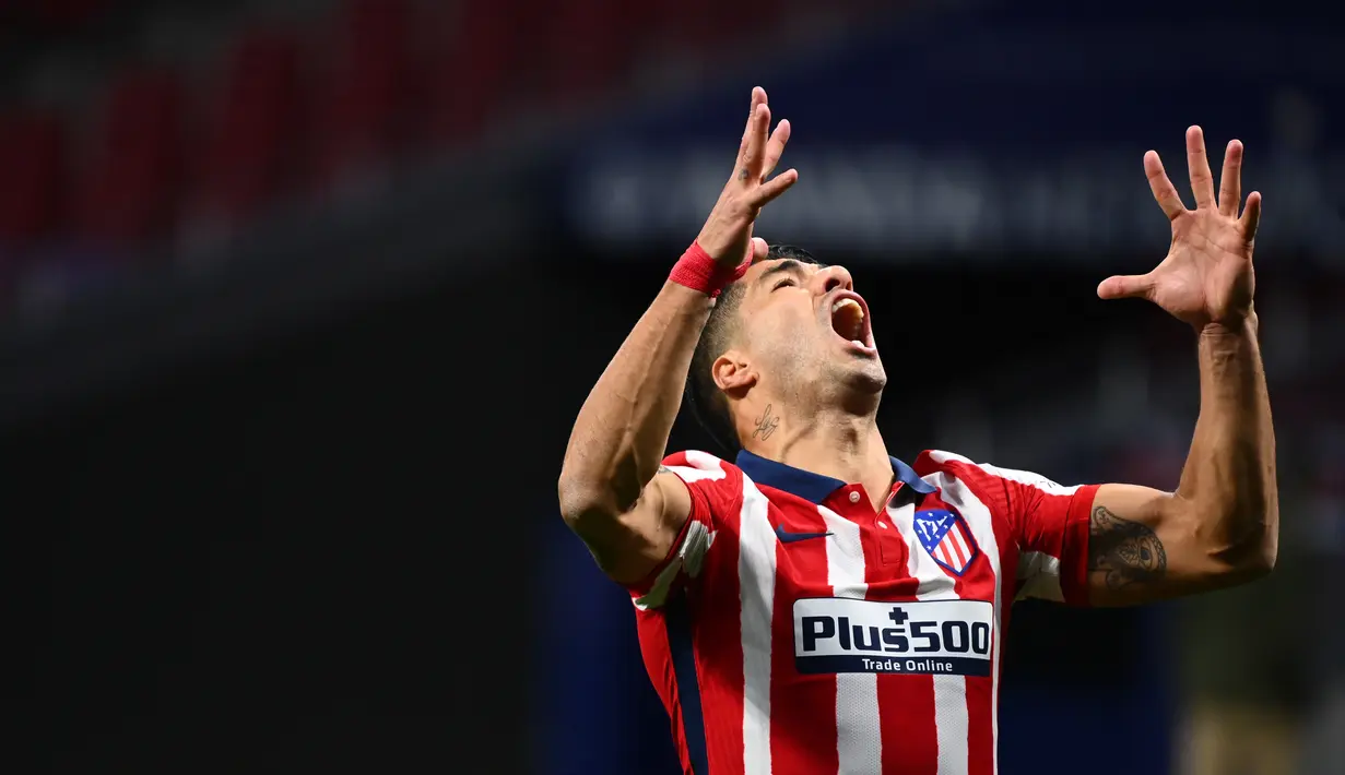 Penyerang Atletico Madrid, Luis Suarez berteriak setelah kehilangan peluang gol saat melawan Real Betis pada pertandingan La Liga di stadion Wanda Metropolitan di Madrid (24/10/2020). Suarez positif COVID-19 setelah Timnas Uruguay menjalani tes swab menjelang duel melawan Brasil. (AFP/Gabriel Bouys)