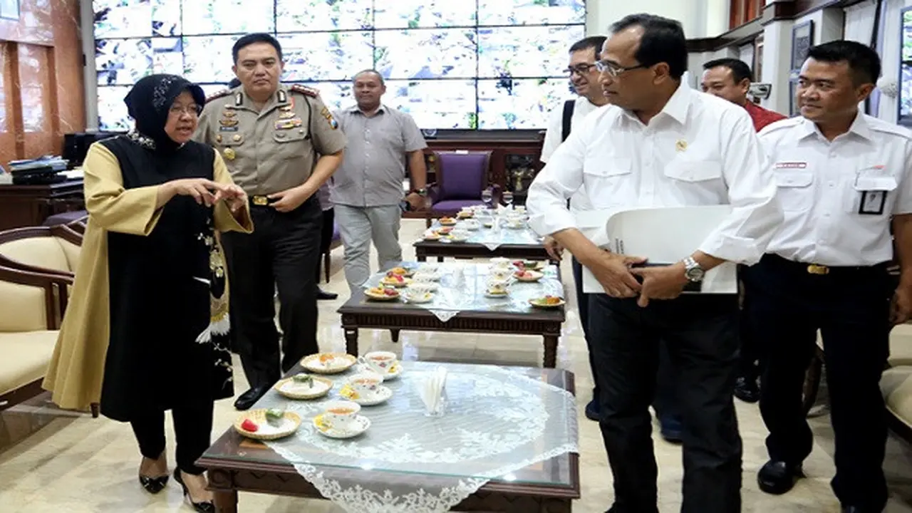 Menteri Perhubungan (Menhub) Budi Karya Sumadi dengan Wali Kota surabaya Tri Rismaharini di ruang kerja wali kota, Sabtu (20/10/2017). (Liputan6.com/Dian Kurniawan)