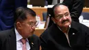 Wapres Indonesia, Jusuf Kalla berbincang dengan Wapres India, Venkaiah Naidu selama pertemuan KTT ASEM ke-12 di Brussels, Belgia, (18/10). KTT ASEM ke-12 mengangkat tema Europe and Asia: Global Partners for Global Challenges. (AFP Photo/John Thys)