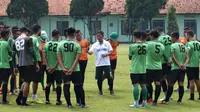 Persebaya menjalani latihan di Stadion Gelora Bung Tomo, Surabaya, Jumat sore (19/4/2019). (Bola.com/Aditya Wany)