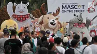 Maskot Asian Games 2018, Kaka badak bercula satu, Atung rusa bawean, dan Bhin Bhin burung cendrawasih saat menyapa warga di Car Free Day, MH Thamrin, Jakarta, Minggu (25/3). (Merdeka.com/Iqbal S. Nugroho)
