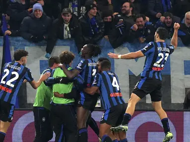 Pemain Atalanta merayakan gol yang dicetak oleh Ademola Lookman ke gawang AC Milan pada laga lanjutan Liga Italia 2024/2025 di ewiss Stadium, Bergamo, Italia, Sabtu (07/12/2024) dini hari WIB. (AP Photo via Spada/LaPresse)