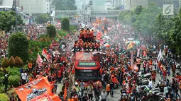 Konvoi kemenangan Persija pada Liga 1 di Jalan MH Thamrin, Jakarta, Sabtu (15/12). Konvoi dimulai dari Gelora Bung Karno (GBK) sampai Balai Kota DKI Jakarta. (Merdeka.com/Imam Buhori)