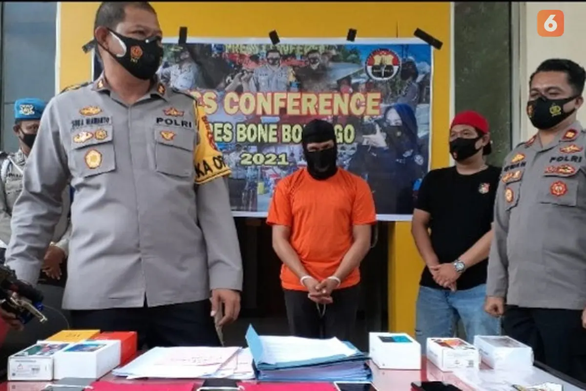 Kapolres Bone Bolango AKBP. Suka Irawanto merilis kasus penjambretan (Liputan6.com/Arfandi Ibrahim)
