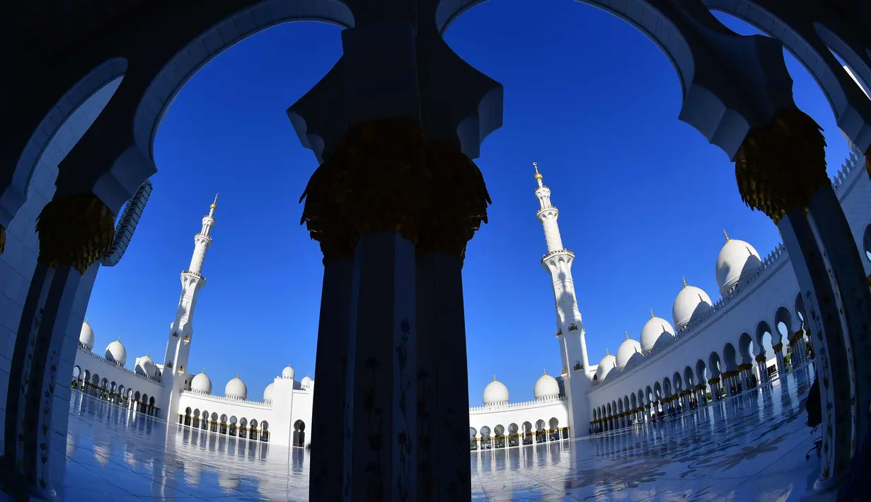 Pilar-pilar masjid Agung Sheikh Zayed terlihat di ibukota UEA Abu Dhabi (15/3). Masjid Sheikh Zayed di inspirasi oleh pengaruh arsitektural Mughal (India, Pakistan, Bangladesh) dan Mooris (Maroko). (AFP Photo/Giuseppe Cacace)
