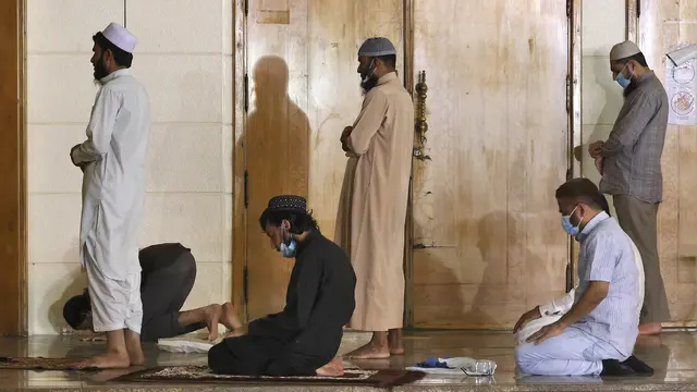 Warga Dubai Sholat Tahajud di Malam Lailatul Qadar