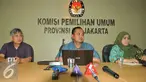 Ketua KPUD DKI Jakarta Sumarno (tengah) memberikan keterangan pers di kantor KPUD DKI Jakarta, Jumat (16/9). Sumarno mengatakan jika Ahok ingin maju dalam Pilkada DKI, wajib menyerahkan surat pernyataan bersedia cuti. (Liputan6.com/Gempur M Surya)