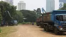 Truk milik Dinas Sumber Daya Air DKI Jakarta dikerahkan untuk pengerukan lumpur di Sungai Krukut, Karet Tengsin, Kamis (30/9/2021). Kegiatan bertajuk Grebeg Lumpur ini bertujuan mengantisipasi banjir saat musim hujan. (Liputan6.com/Herman Zakharia)