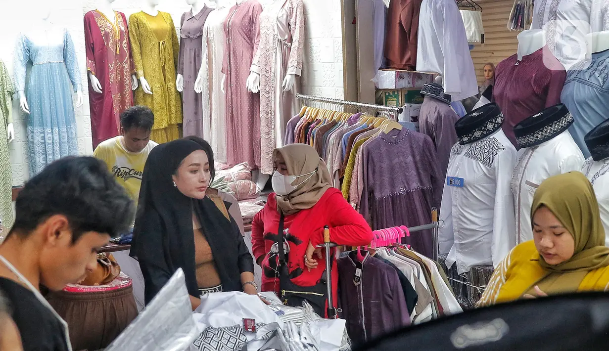 Keramaian di Pasar Tanah Abang sudah normal seperti sebelum pandemi. "Bisa dibilang ramainya sudah 80 persen. (Liputan6.com/Angga Yuniar)