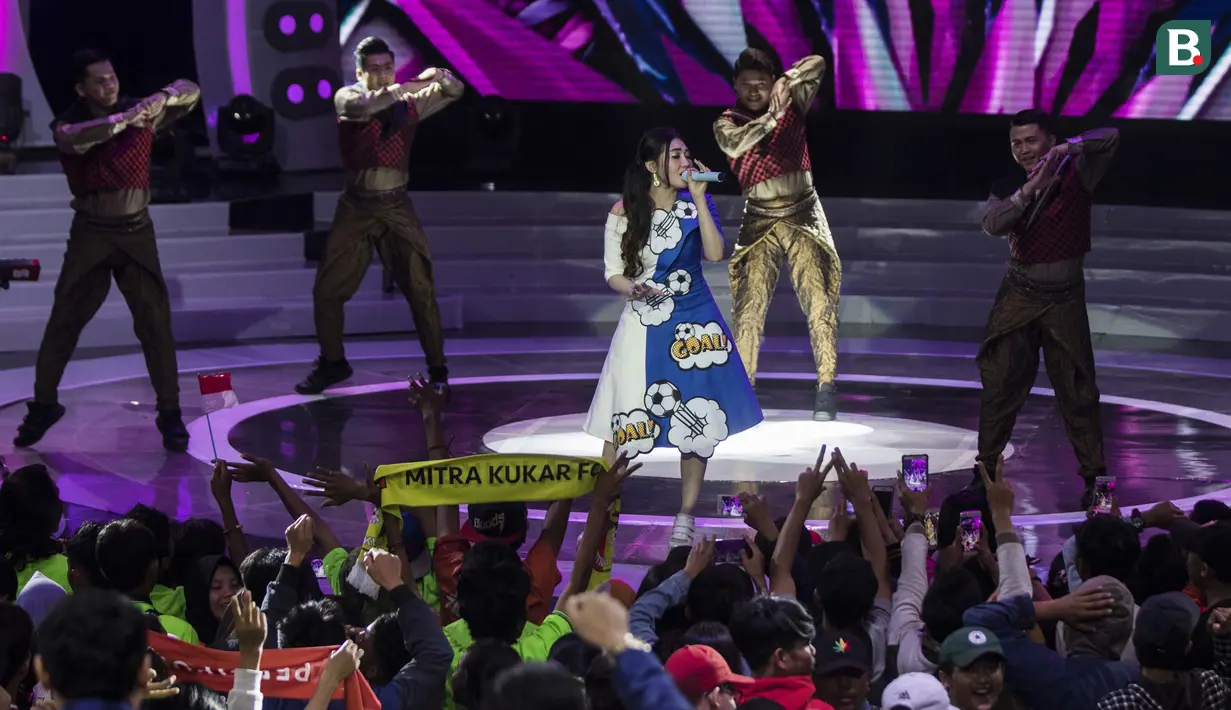 Penyanyi, Via Vallen memeriahkan peluncuran Liga 1 Indonesia 2018 di Studio 5 Indosiar, Jakarta, Senin (19/3/2018). Liga 1 akan mulai digelar pada Jumat (23/3). (Bola.com/Vitalis Yogi Trisna)