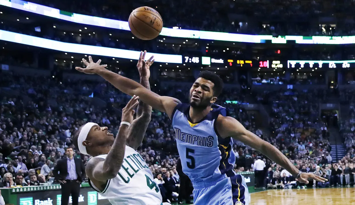 Pemain Memphis Grizzlies, Andrew Harrison (5) melakukan blok ke arah tembakan pemain pemain Boston Celtics, Isaiah Thomas (4) pada lanjutan NBA di TD Garden, (27/12/2016). (AP/Charles Krupa)