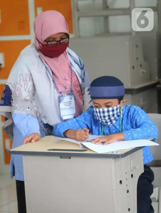 Guru mangawasi murid saat kegiatan  KSN  seleksi Tingkat SD/ MI Kecamatan Cinere  mata pelajaran IPA di SDIT MU, Depok, jawa Barat, Sabtu (6/3/2021). Sebelumnya dilaksanakan secara virtual akibat pandemi covid-19. (merdeka.com/Arie Basuki)