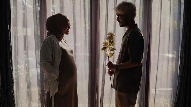 Bakal Jadi Orang Tua, Ini 7 Maternity Shoot Kehamilan Pertama Istri Wafda Saifan