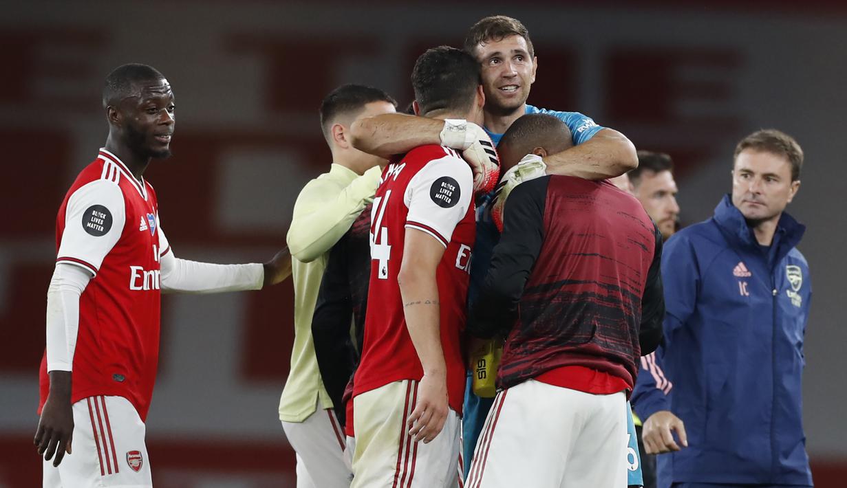 Kiper Arsenal, Emiliano Martinez, merayakan kemenangan timnya atas Liverpool pada laga lanjutan Premier League pekan ke-36 di Emirates Stadium, Kamis (16/7/2020) dini hari WIB. Arsenal menang 2-1 atas Liverpool. (AFP/Paul Childs/pool)