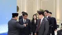 Gestur Bangga Prabowo saat Menyalami Sugianto yang Selamatkan Lansia dari Kebakaran di Korsel
