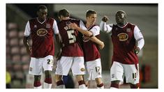 Video kerjasama apik pemain Northhampton Town FC, klub divisi dua Inggris. Lewat tendangan bebas mereka melakukan umpan satu dua yang berujung dengan gol. 