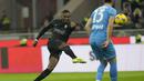 Pemain AC Milan, Rafael Leao, melepaskan tendangan saat melawan Napoli pada laga pekan ke-24 Serie A 2023/2024 di San Siro, Senin (12/2/2024). (AP Photo/Luca Bruno)