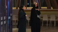 Wanita Arab Saudi mengunjungi bioskop di Mal Riyadh Park yang baru dibuka untuk umum, Riyadh (30/4). Langkah tersebut merupakan bagian dari upaya modernisasi Putra Mahkota Saudi Mohammed bin Salman. (AFP/Fayez Nureldine)