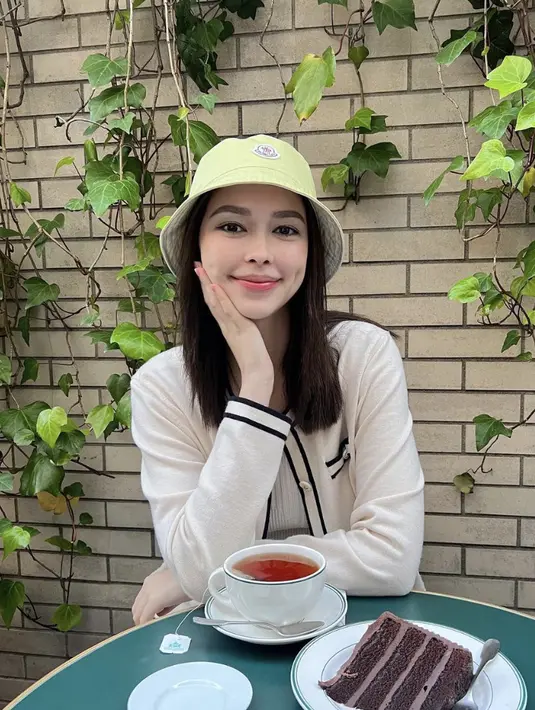 Mengenakan bucket hat juga berhasil membuat gayanya semakin seru untuk ditiru. [Foto: Instagram/ Patricia Good]