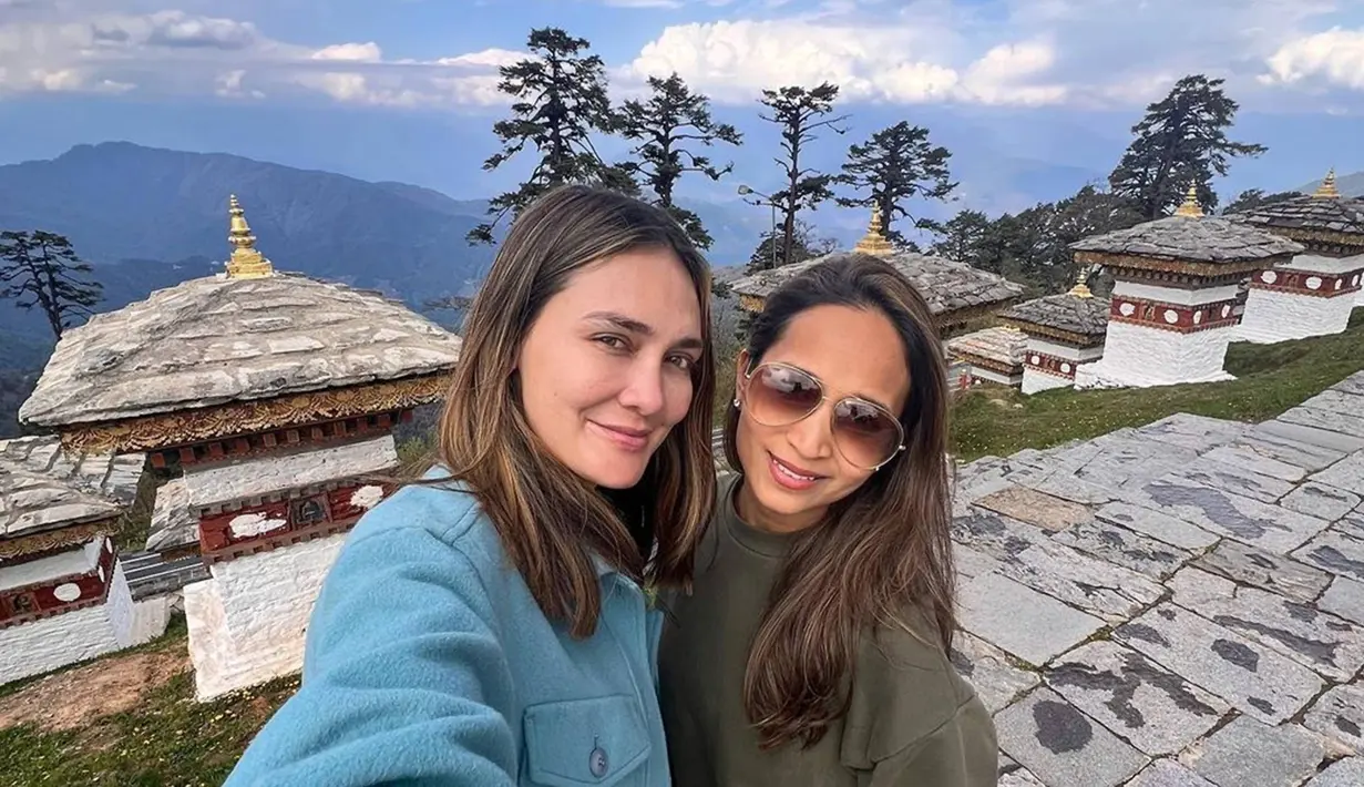 Gugusan pegunungan Himalaya yang membentang luas memberikan sensasi pemandangan indah kemanapun memandang. Seperti dalam potret yang diunggah Luna Maya dalam Instagramnya tersebut. Sampai saat ini sudah ada beberapa selebriti yang pernah mengunjungi Bhutan seperti Nikita Willy.
(Liputan6.com/IG/@lunamaya)
