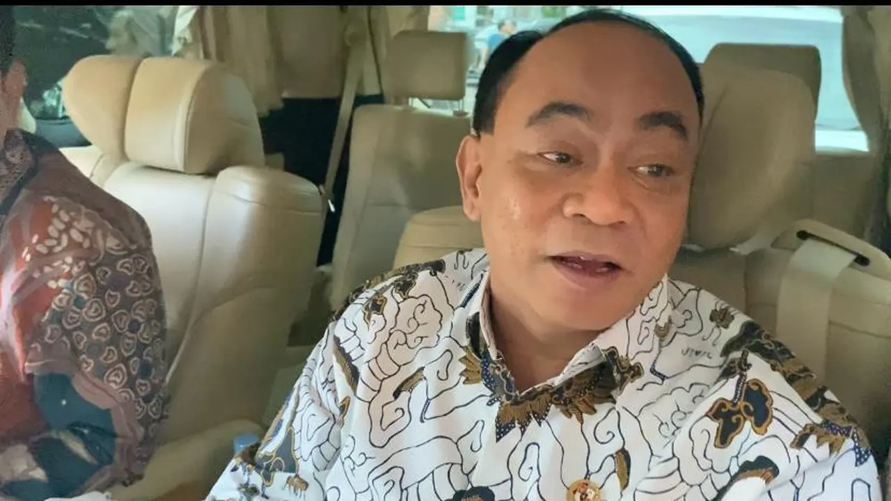 Menteri Koperasi dan UKM Budi Arie Setiadi tampak buru-buru menghindari wartawan ketika dihujani pertanyaan mengenai kasus judi online di Kominfo, Rabu (5/11/2024). (Merdeka.com/Muhammad Genantan Saputra)