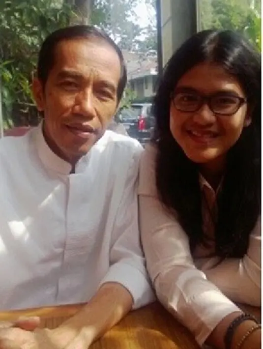 Sama seperti anak-anak lainnya, dulu, Kahiyang Ayu sering ucapkan selamat ulang tahun untuk sang ayah dengan bagikan foto kebersamaan bareng ayah tercinta di media sosial dengan disertai kata-kata manis, seperti foto tersebut salah satunya. Penuh kehangatan dan kasih sayang, tak sedikit warganet yang senang melihat kekompakan ayah dan anak ini di tengah kesibukan Presiden Jokowi sebagai pemimpin negara. (Liputan6.com/IG/@ayanggkahiyang)