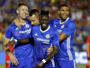 Gary Cahill (kiri) dan pemain Chelsea merayakan gol saat mengalahkan Liverpool 1-0 pada laga pra musim International Champions Cup di Rose Bowl, Pasadena, California, (28/7/2016) pagi WIB. (Reuters/Mike Blake)