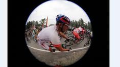 Pebalap sepeda berlomba dalam Etape 2 Tour de Singkarak 2015 dari Padang Pariaman menuju Solok, Sumatra Barat, Minggu (4/10/2015). (Bola.com/Arief Bagus)