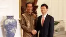 Presiden Joko Widodo, Bersalaman dengan salah satu perwakilan delegasi Republik Rakyat Tiongkok (RRT) di Istana Merdeka, Jakarta, Selasa (3/2/2015). Pertemuan ini membahas masalah perekonomian kedua negara. (Liputan6.com/Faizal Fanani)