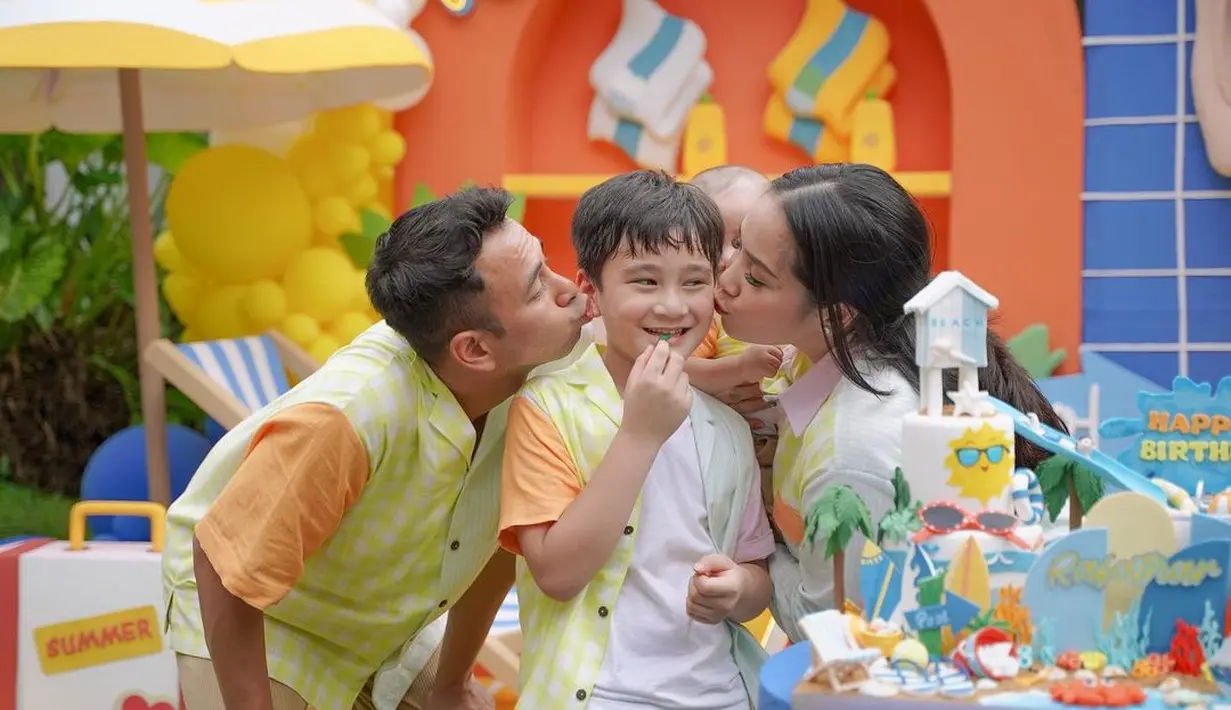 Rafathar Malik Ahmad dapat ciuman penuh kasih sayang dari Nagita Slavina dan Raffi Ahmad. Kebahagiaannya jelas terlihat. (Foto: Instagram/ raffinagita1717)