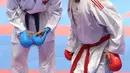 Karateka Indonesia, M Efendi (kiri) saat melawan Ganjzadeh Ghoujeh beiglou (Iran) di babak eliminasi Kumite 84kg+ Kejuaraan Karate Internasional WKF Series A 2022 di Istora Gelora Bung Karno, Jakarta, Jumat (18/11/2022). 65 negara mengikuti Kejuaraan Karate Internasional WKF Series A 2022 dengan total 670 atlet. (Liputan6.com/Helmi Fithriansyah)