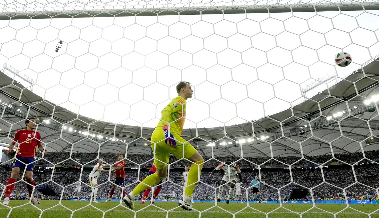 Kiper Jerman,Manuel Neuer, hanya mampu melihat lajunya bola tandukan pemain Soanyol, Mikel Merino yang mengalir deras ke gawangnya. (AP Photo/Antonio Calanni)