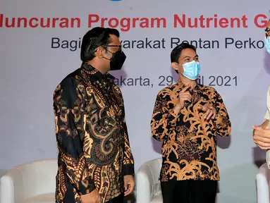 (ki-ka) Direktur PT Bayer Indonesia Kinshuk Kunwar, Kepala Seksi Kesehatan Keluarga Dinkes DKI Jakarta M. Fahrizal A dan Direktur Eksekutif Mercy Corps Indonesia Ade Soekadis berbincang di sela-sela peluncuran Program Nutrient Gap Initiative di Jakarta, Kamis (29/04/2021). (Liputan6.com/HO/Bon)