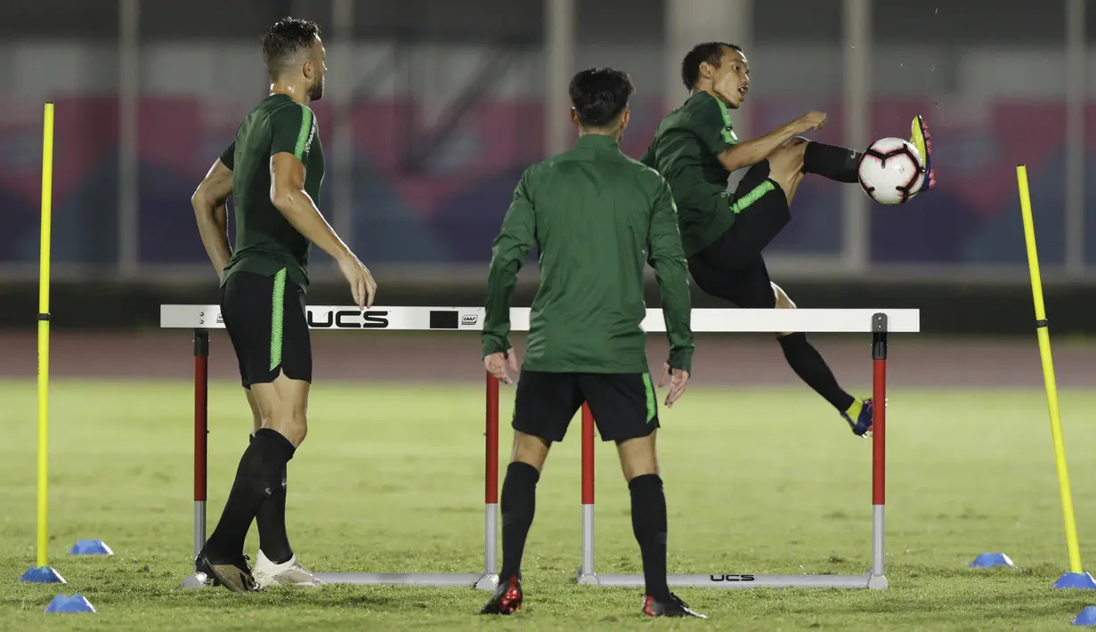 Pemain Timnas Indonesia, Riko Simanjuntak, menendang bola saat latihan di Stadion Madya, Jakarta, Senin (21/3). Latihan ini persiapan jelang laga persahabatan melawan Myanmar. (Bola.com/M. Iqbal Ichsan)