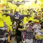 Pengunjung sedang memilih kolektor mainan Lego di pameran The 13th Toys & Comics Fair 2017 di Balai Kartini, Jakarta, Sabtu (11/2). Pameran besar mainan dan komik ini hanya menjual mainan dan merchandise mayoritas orisinil. (Liputan6.com/Fery Pradolo)