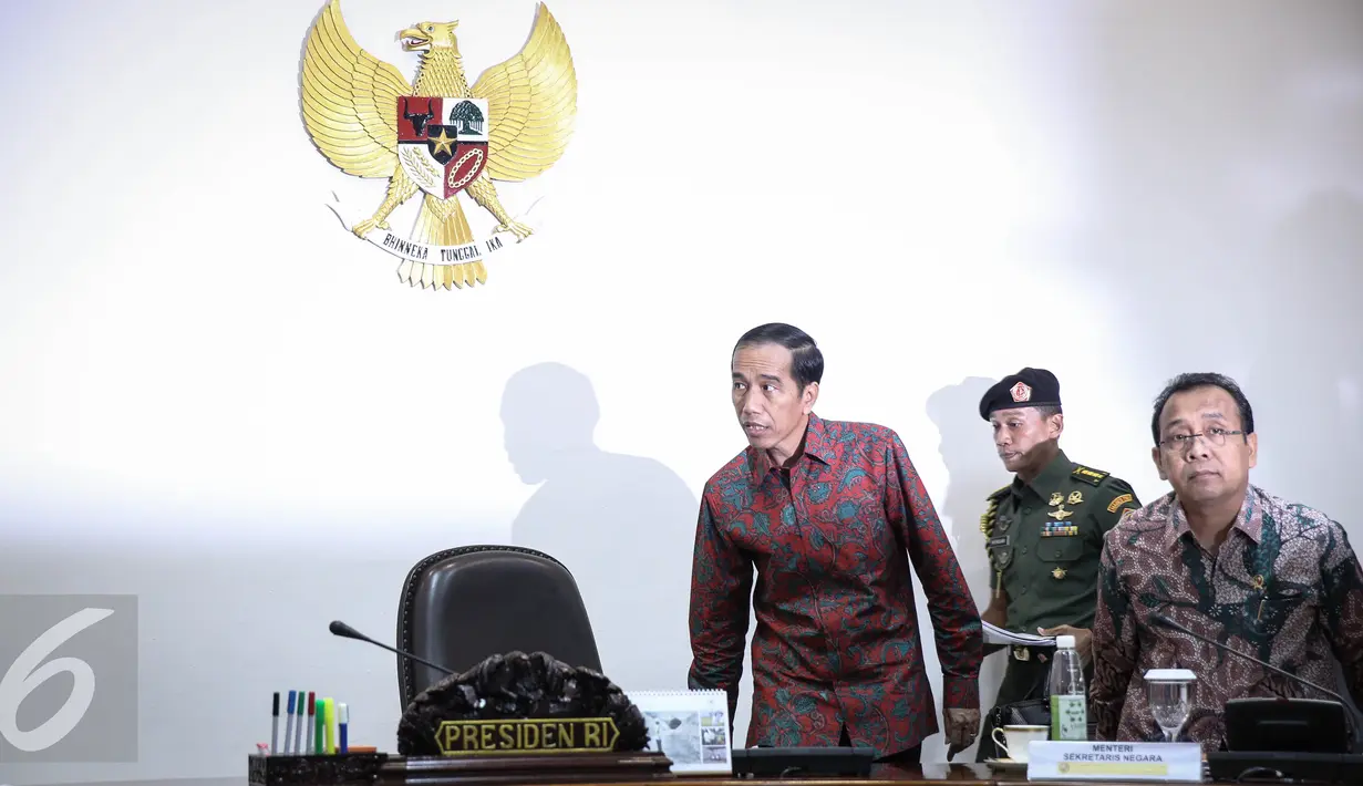 Presiden Joko Widodo saat tiba di Kantor Presiden, Jakarta, Selasa (29/3/2016). Jokowi memimpin Ratas yang membahas percepatan pembangunan Light Rail Transit (LRT) di Jabodetabek dan Palembang dalam rangka Asian Games ke-18. (Liputan6.com/Faizal Fanani)