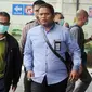 Bupati Mesuji Khamami (kiri) tiba di Gedung KPK, Jakarta, Kamis (24/1). Khamami tak bersedia memberikan pernyataan sedikit pun kepada awak media. (Merdeka.com/Dwi Narwoko)