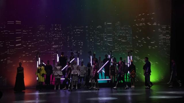 Inspirasi Teater Memeriahkan Peragaan Busana LPTB Susan Budihardjo