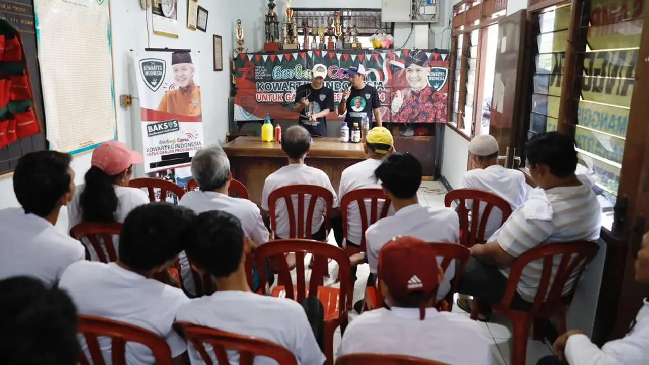 Sukarelawan Ganjar Pranowo yang tergabung dalam Komunitas Warteg (Kowarteg) Indonesia menggelar edukasi pembuatan alat fogging demam berdarah dengue (DBD) bagi warga di Kelurahan Kemanggisan, Jakarta Barat, pada Minggu (27/8/2023) (Istimewa)