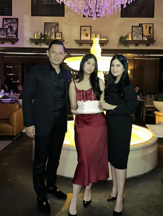 Menghadirkan gaya klasik formal, Annisa Pohan dan Aira tampil dalam balutan gaun malam bergaya formal. Nuansa Maroon dan hitam menjadi warna klasik yang sempurna untuk dikenakan keduanya. [Foto: Instagram/ Anissa Pohan]