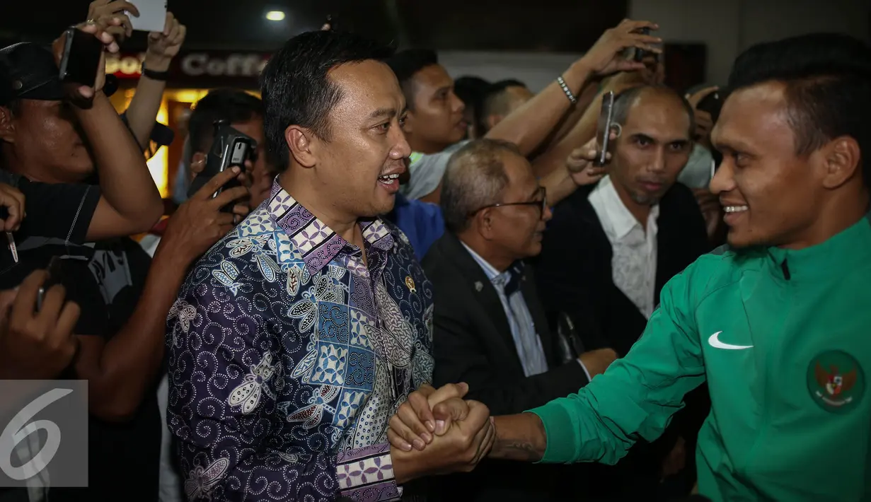 Menteri Pemuda dan Olahraga (Menpora) Imam Nahrawi menyambut pemain Tim Nasional Indonesia saat tiba di Bandara Soekarno Hatta, Jakarta, Kamis (8/12). (Liputan6.com/Faizal Fanani)