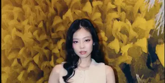 Jennie tampil menggemaskan dalam balutan vest dan mini skirt yang nuansa beige. Aksen tas min, belt dan serta stocking hadirkan pesona sempurna yang memukau. [Foto: Chanel.Dok]