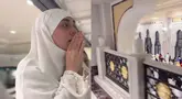 Buggy car atau mobil golf ini digunakan di rooftop Masjidil Haram, khusus di jalur lingkar tawaf. Awalnya hanya diperuntukkan bagi jemaah difabel dan lansia, tapi kini jemaah umum juga bisa mencobanya. Celine pun memilih cara ini untuk merasakan thawaf dengan nyaman. (Liputan6.com/IG/@celine_evangelista)
