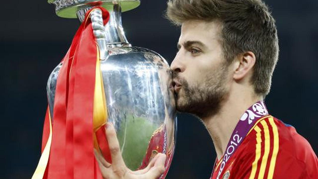 Ekspresi pemain Spanyol saat mengangkat tropi