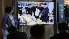 Sebuah layar TV memperlihatkan gambar pemimpin Korea Utara Kim Jong Un, kanan, dan putrinya selama program berita di Stasiun Kereta Api Seoul di Seoul, Korea Selatan, Rabu, 19 April 2023. (AP Photo/Ahn Young-joon)