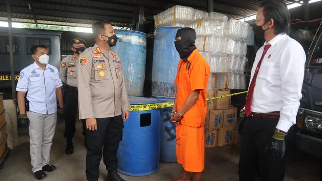 Polisi Grebek Pabrik Arak Oplosan Omset ratusan Juta (Dewi Divianta/Liputan6.com)