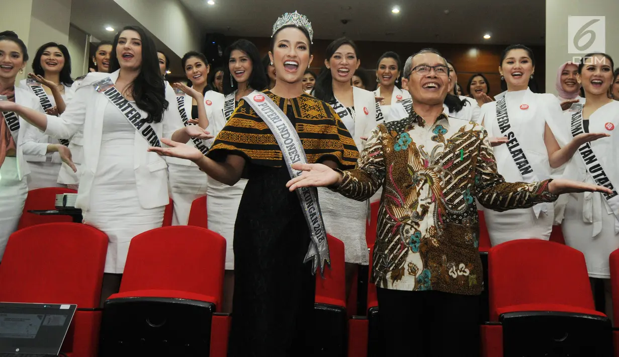 Wakil Ketua KPK Alexander Marwata (kanan) didampingi Puteri Indonesia Lingkungan 2018 Vania Herlambang (kiri) dan finalis Puteri Indonesia 2019 berfoto bersama disela kunjungan di Gedung KPK, Jakarta, Rabu (6/3/2019). (merdeka.com/Dwi Narwoko)