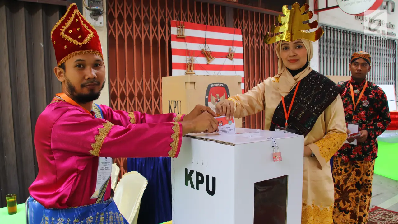 Petugas KPPS Berpakaian Adat di TPS